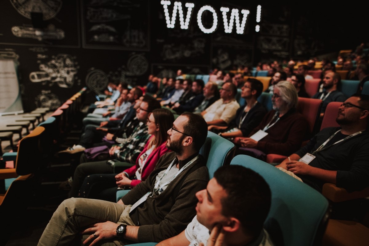 Oko 250 sudionika konferencije ugostile su na jedan dan prostorije Cinestara Kaptol Centra, najvećim dijelom razvojne softverske inženjere, voditelje softverskih projekata, softverske arhitekte te ostale IT profesionalce