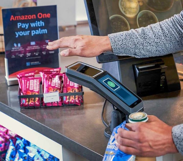 Oko tri milijuna ljudi u Amazonovim trgovinama u SAD-u, umjesto bankovnim karticom, plaća otiskom dlana