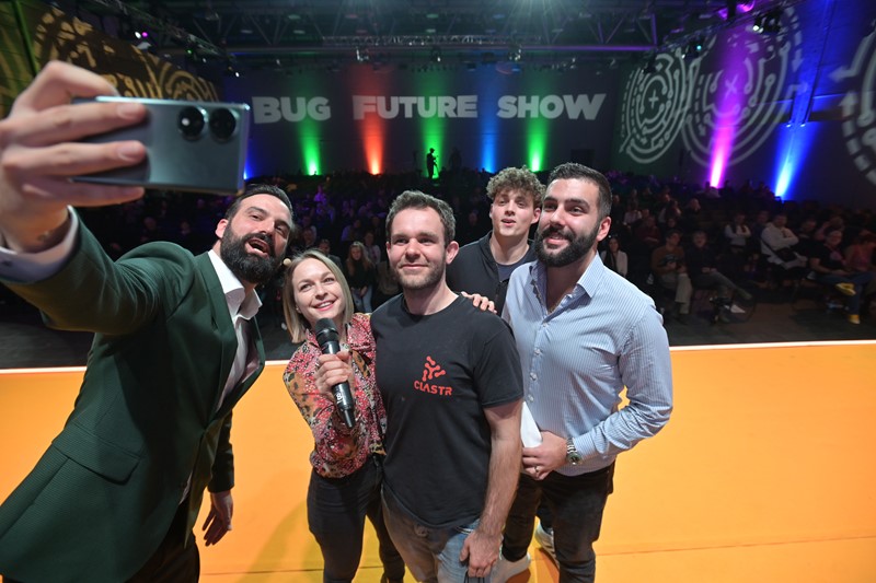 Svatko tko dođe na BFS može se pokušati izboriti za neku od brojnih nagrada sponzora. Dobitnici glavnih nagrada imaju čast primiti ih na pozornici i zaraditi ovakav selfie