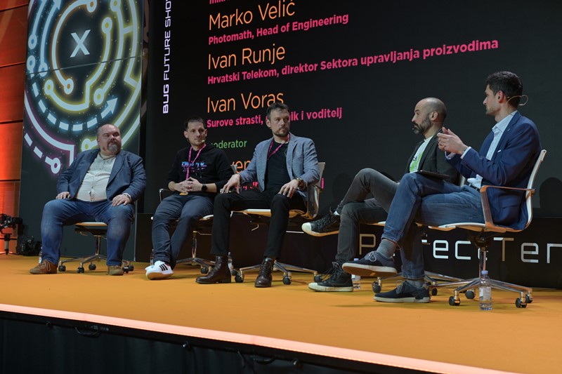 Iako se tema AI-ja provlačila kroz gotovo sve točke programa, jedna panel-rasprava bila je rezervirana samo za razglabanje o aktualnim trendovima u umjetnoj inteligenciji. Moderator rasprave bio je podcaster Slaven Mišak, a njegovi gosti Jan Šnajder, redoviti profesor s FER-a, Marko Velić, Photomathov Director of Engineering, Ivan Runje, direktor Sektora upravljanja proizvodima Hrvatskog Telekoma, te Ivan Voras, urednik i voditelj podcasta Surove strasti