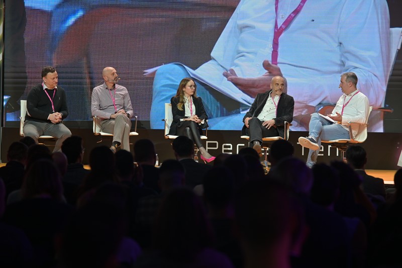 Hrvoje Balen iz Algebre predstavio je novu generaciju učitelja heroja, zaposlenike domaćih tehnoloških kompanija, koji se nakon tog redovnog posla bave edukacijom mladih. Oni su: Mirko Talajić (Data Science, Python, R; HPB), Aleksander Radovan (Java development), Josipa Prša Šegota (UX dizajn; Bellabeat) i Branimir Valentić (ITIL i vođenje projekata, ITEGO element)