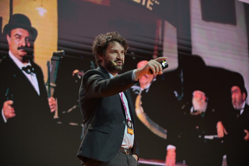 Uvijek inspiriran i emotivan, Boris Jokić bavio se sebi bliskom temom, obrazovanjem, kao i temama bliskima publici, digitalizacijom i umjetnom inteligencijom