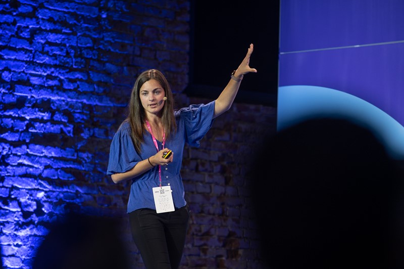 Nina Erceg prošle je godine na .debugu poslušala predavanje o karijernom putu svojeg kolege Filipa Šišića, pa je i sama nakon toga odlučila načiniti zaokret u svojoj karijeri. Njezina inspirativna priča možda nekoga i ove godine motivira na nešto slično