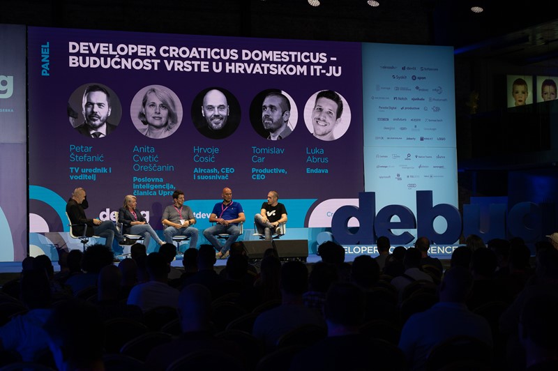 Moderator Petar Štefanić propitkivao je predstavnike Poslovne inteligencije, Aircasha, Productivea i Endave o aktualnoj situaciji u sektoru, pa se na prvom panelu otvoreno govorilo i o krizi koju neki više, a neki manje osjećaju. Sudjelovali su Anita Cvetić Oreščanin, Hrvoje Ćosić, Tomislav Car i Luka Abrus