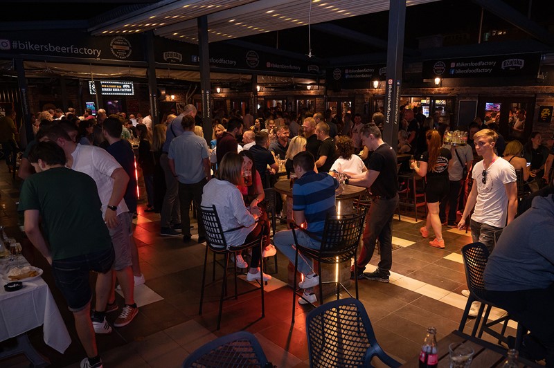 Prva večer konferencije bila je rezervirana za tradicionalni veliki .debugov tulum u baru Bikers Beer Factory