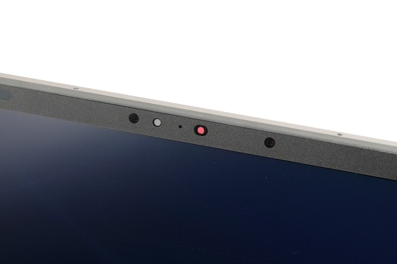 Gornja letvica ekrana načičkana je elektronikom. Tu imamo nekoliko mikrofona, IR svjetla, senzore za otkrivanje prisustva korisnika, te IR web kameru opremljenu automatskim poklopcem