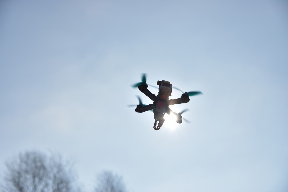 Kada biste kao laik prošli pored FPV pilota u akciji, pomislili biste da igra kakvu igru na račun FPV naočala i kontrolera (stanice) u ruci, sve dok vam gotovo vrišteći zvukovi propelera u daljini ne bi odali o čemu je zapravo riječ