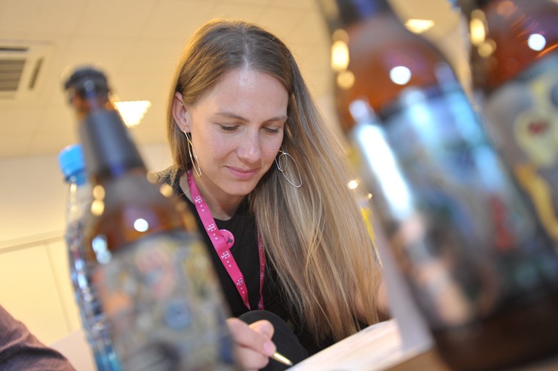 Bodovanje – svi članovi žirija davali su po pet ocjena u rasponu od 1 do 20 – za inovativnost projekta, skalabilnost/održivost, osobni dojam, komunikativnost prezentera i tržišni potencijal… Zbroj svih bodova svih članova žirija kreirao je rang-listu natjecatelja. Na fotografijama su – tijekom žiriranja – Ana Pauzar iz Hrvatskog Telekoma, Hrvoje Bujas iz Me.muma i Iva Barbarić iz Zagrebačke banke