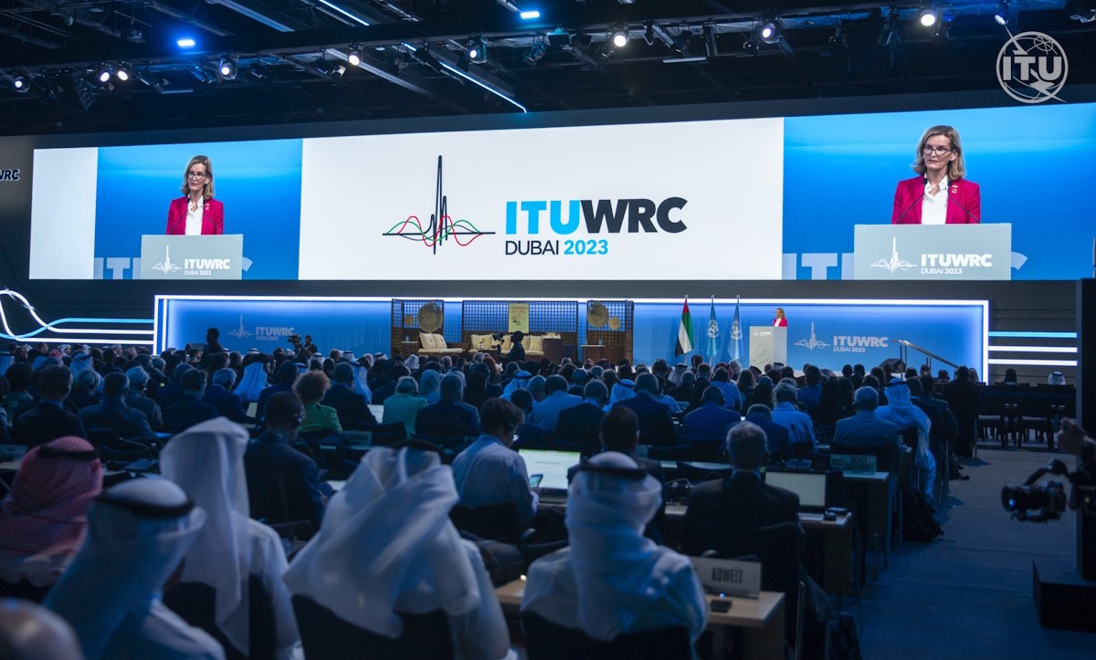 WRC-ovi koje ITU organizira svake dvije godine imaju ključnu ulogu u usklađivanju spektra. Harmonizacija osigurava ekonomiju razmjera i olakšava planiranje novih pojaseva spektra, kako bi se riješio problem rasta podataka i omogućila održiva povezanost