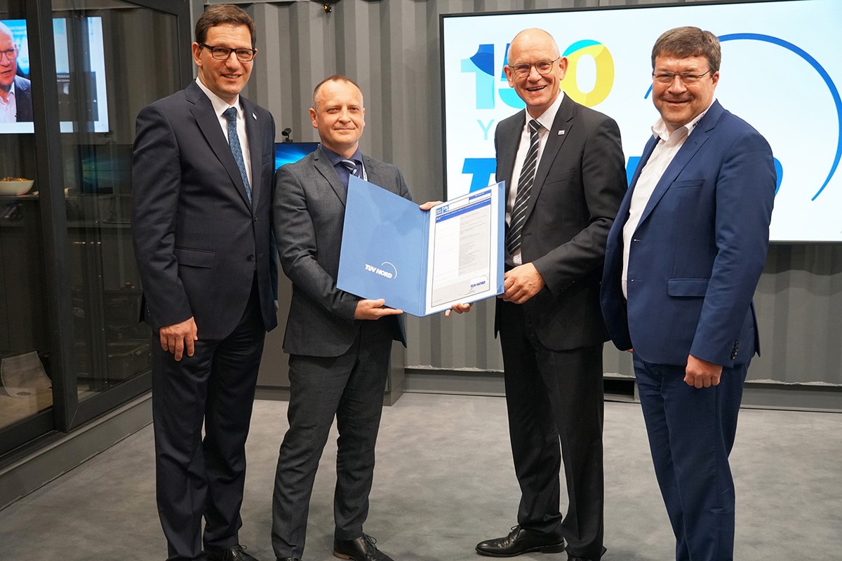 Predstavnici jedne od vodećih svjetskih certifikacijskih kuća TÜV NORD uručili su certifikat Goranu Leciju, predsjedniku Uprave Končar – KET-a, na najvećem svjetskom industrijskom sajmu u Hannoveru