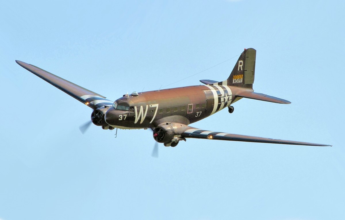 Douglas C-47 📷 Airwolfhound (Wikipedia)