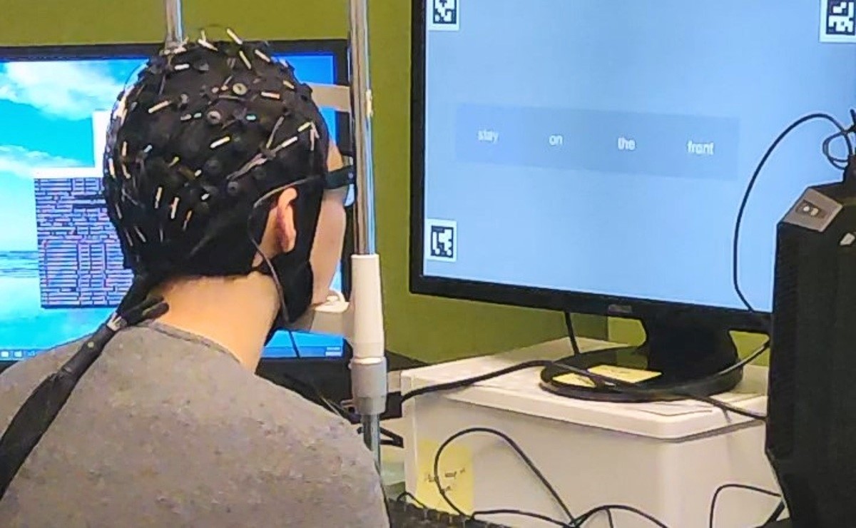 Demonstracija dekodiranja iz sirovog EEG signala u tekst na prirodnom jeziku.  📷 UTS