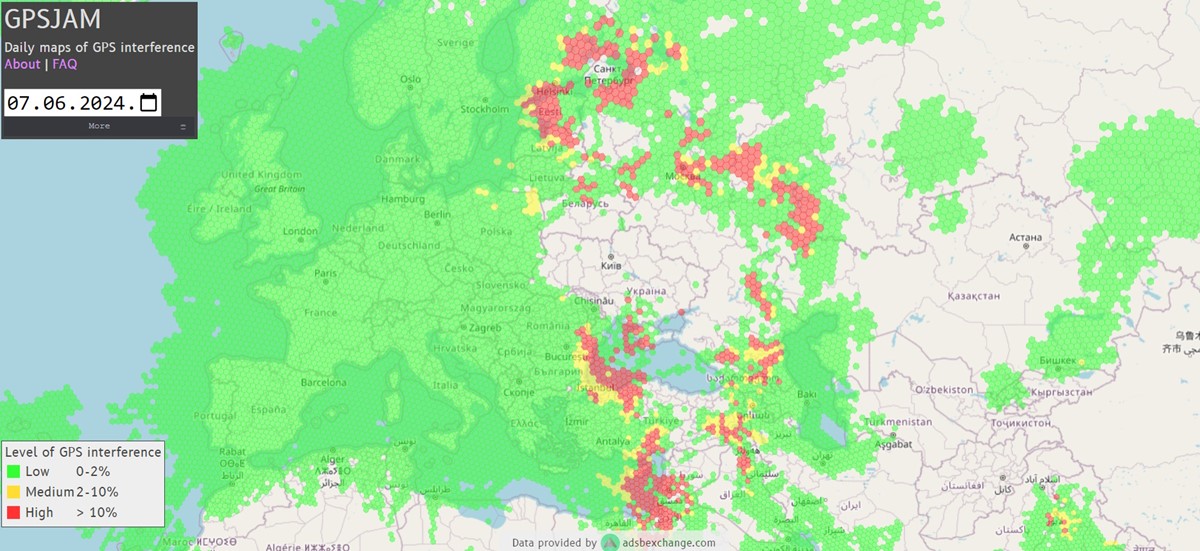 Snažne smetnje koje dovode do privremenih smetnji GPS signala obuhvaćaju područja s ukupnom populacijom od 110 milijuna stanovnika, uključujući gradove s vojnim objektima kao što su St. Peterburg u Rusiji, Lahore u Pakistanu i Bejrut u Libanonu