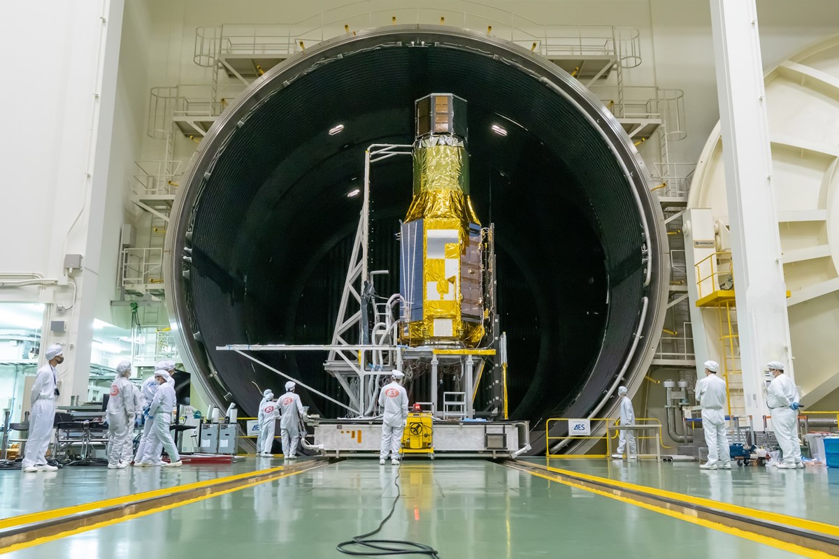 Članovi timova NASA-e i JAXA-e u japanskom svemirskom centru Tsukuba kalibrirali su XRISM-ov instrument Resolve na samo djelić stupnja iznad apsolutne nule 📷 JAXA