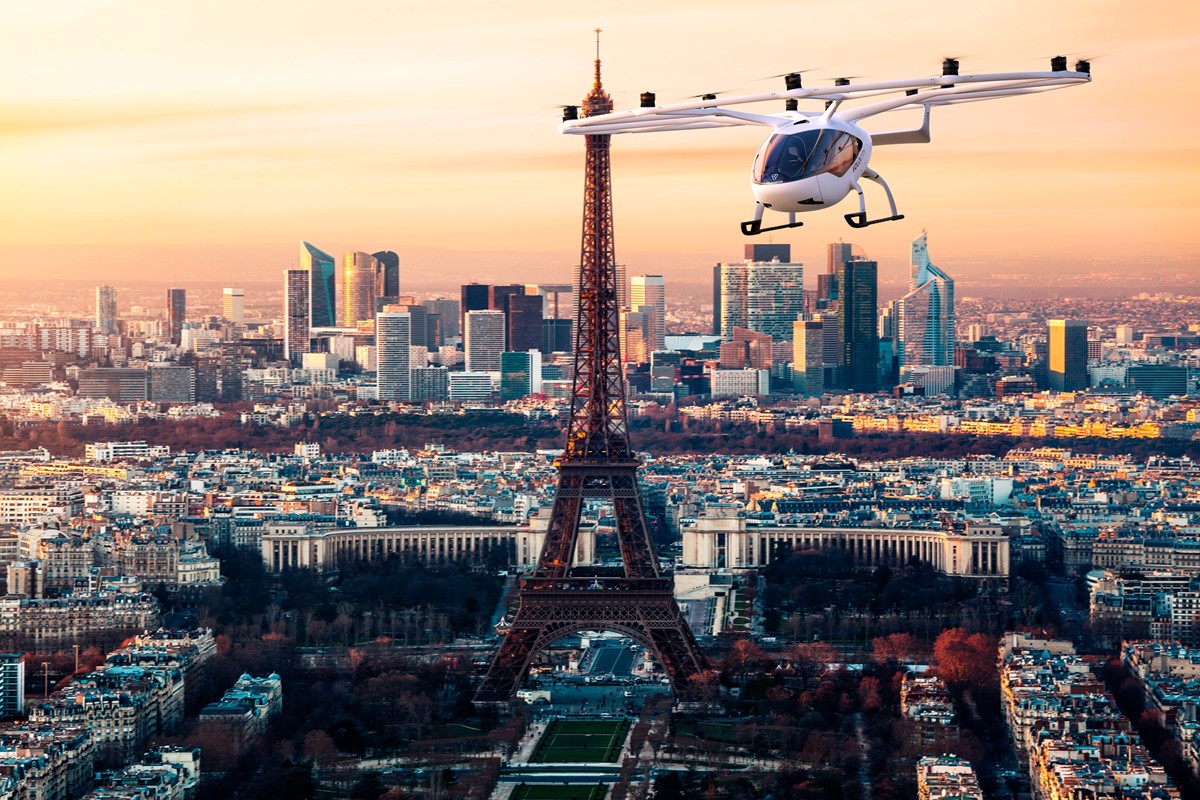Zračni taksi, nalik hibridu drona i helikoptera, ima dva sjedala i 18 rotora, tehnički je pogodan za letenje, no pred njim je mnogo izazova, kao nedostatak pilota, problem nerazvijene tehnologije baterija, javnog prihvaćanja…